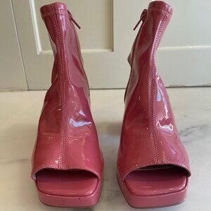 Katy Perry Surrprise Shootie in red dust, Size 6